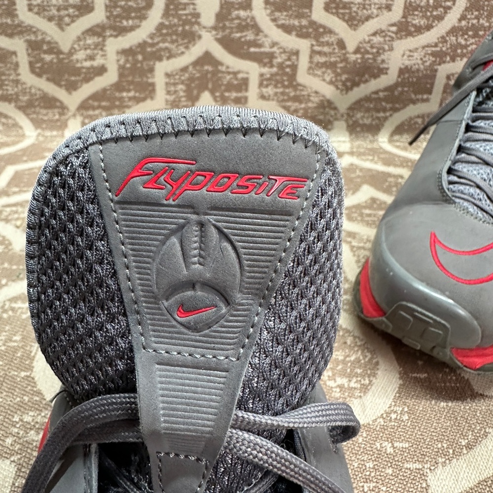 Nike Air Max Flyposite
Cool Grey Hyper Red - Picture 4 of 4